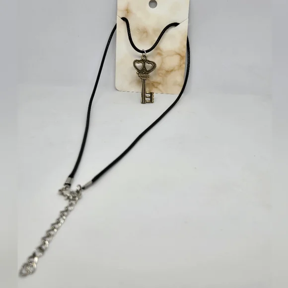 SOLD 🚨KEY PENDANT NECKLACE - Picture 2 of 3